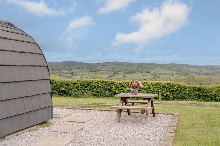 Glamping for 3 people, with hot tub and garden, with pets in Forest of Bowland