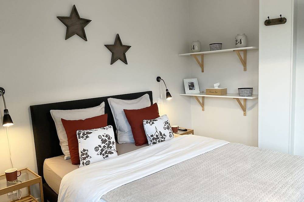 Entire apartment, Bright apartment with harbor views in Port-en-Bessin-Huppain, Bayeux region