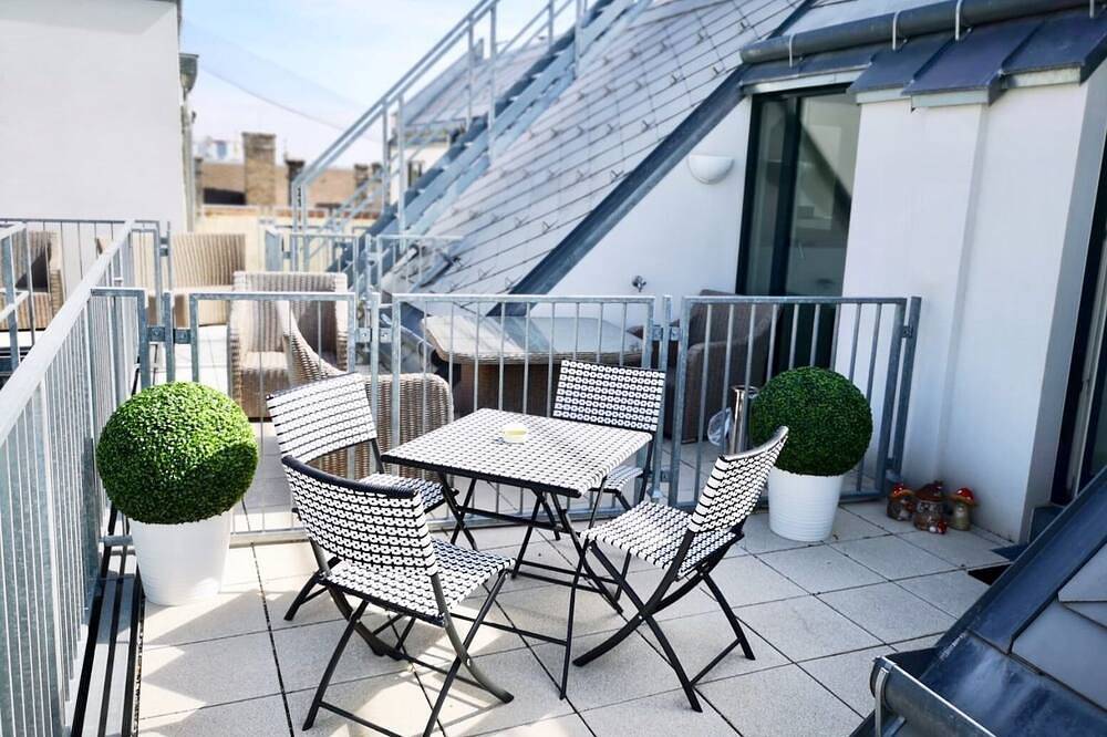 Ganze Wohnung, Duplex-Apartment mit Blick auf die Karlskirche in der Nähe der Staatsoper und der U-Bahn-Linie 10of10 in Wien Innenstadt, Wien