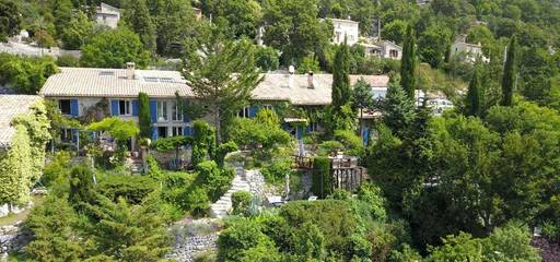 Gîte pour 2 personnes, avec balcon et piscine ainsi que jardin et vue à Coursegoules
