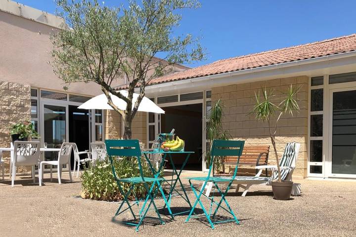 Gîte pour 3 personnes, avec terrasse ainsi que piscine et jardin à Argenton-l'Église