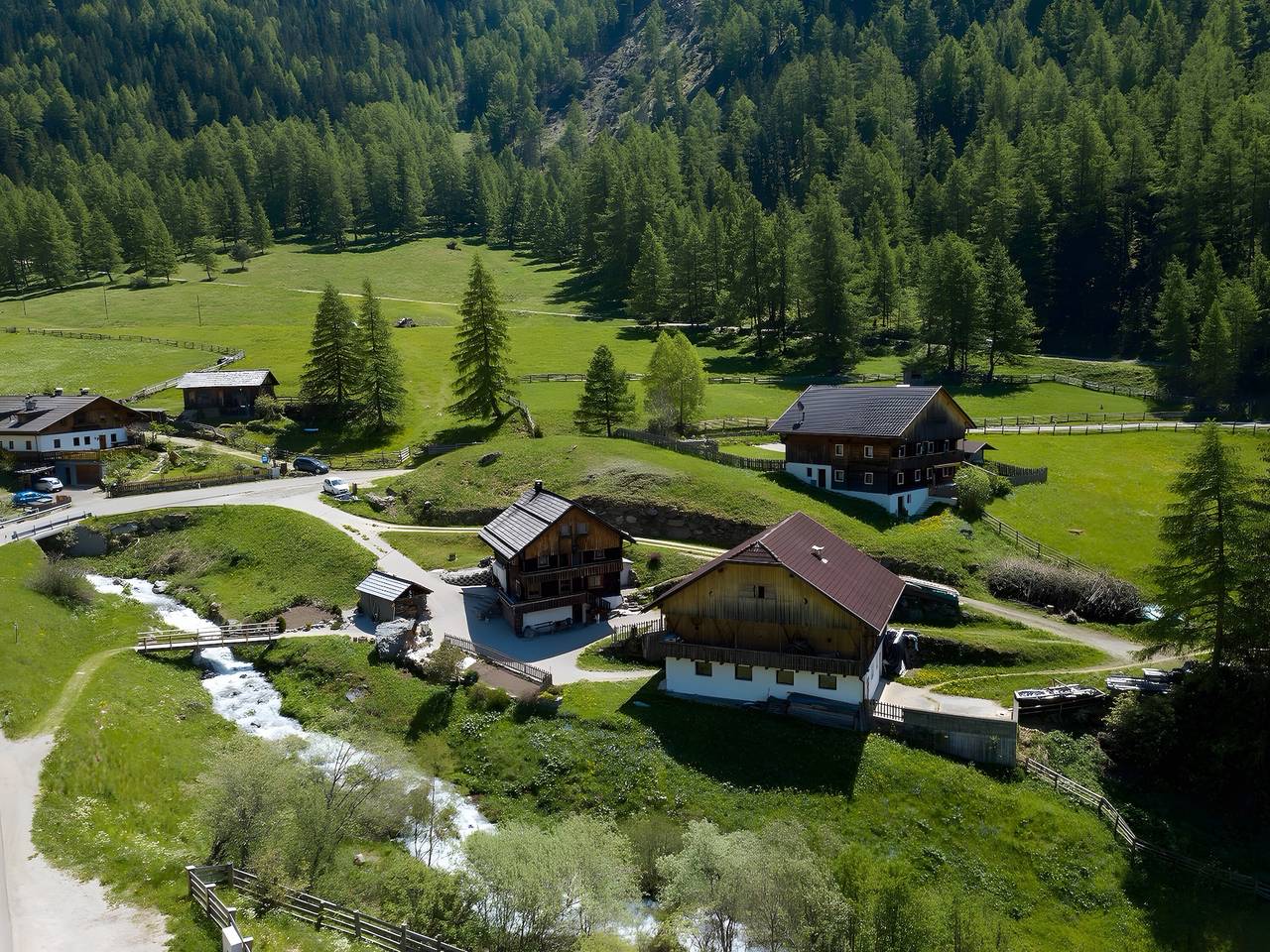 Chalet 'Kasern' mit Bergblick, privater Terrasse und Wlan in Gais, Kronplatz