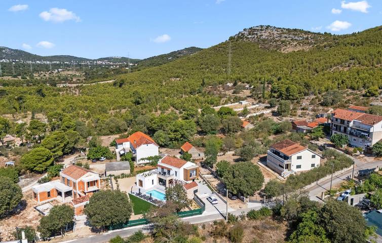 Cozy 160m² Apartment with WiFi, AC, Parking & Terrace near Dining! in Sibenik, Šibenik-Knin