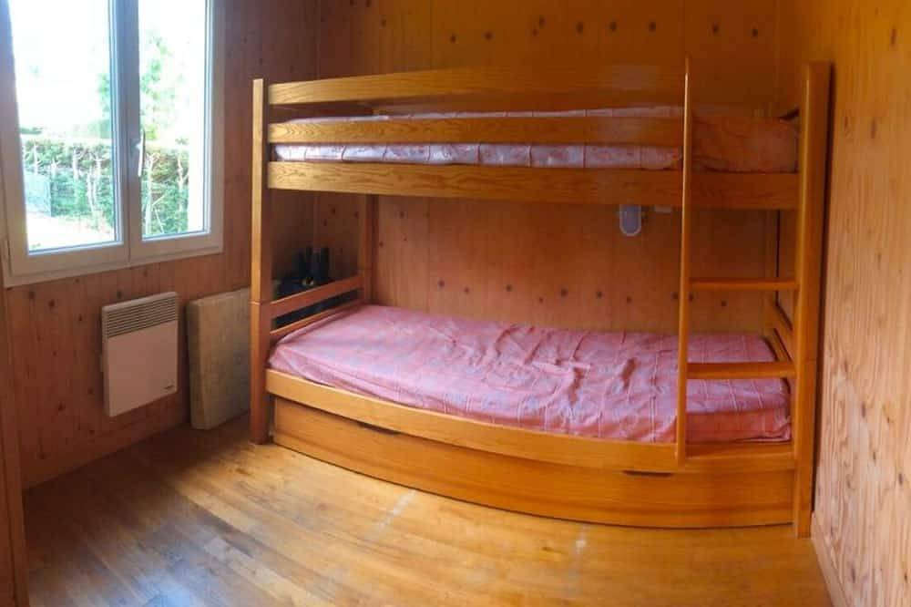 Chalet 2 Lou Braisadou à la ferme avec piscine intérieure chauffée in Saint-Mamet-la-Salvetat, Région d'Aurillac