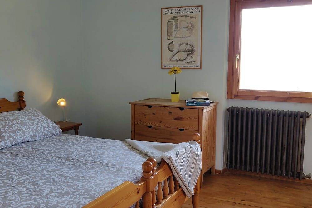 Villa Iris with private pool, 4 bedrooms, panoramic view, walk to restaurant in Castelnuovo di Garfagnana, Garfagnana