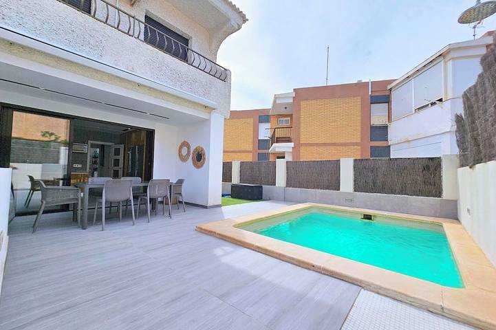Ferienhaus für 8 Personen, mit Balkon und Pool - 1