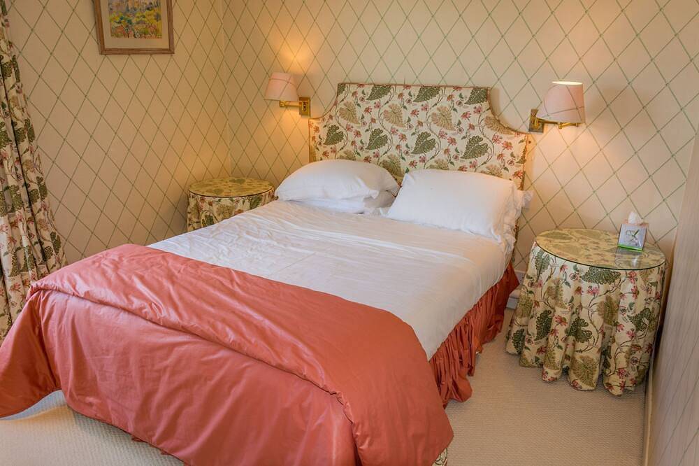 Magnificent Luxury Private Estate for 1-30 ppl. Hot tub, pool, tennis, helipad. in Skibbereen-West Cork, County Cork