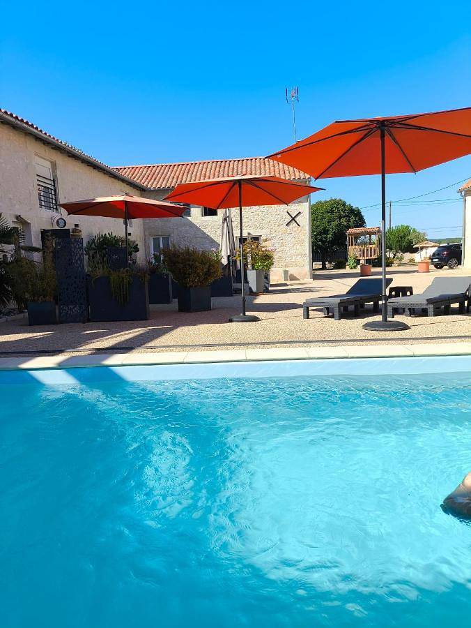 Location de vacances pour 2 personnes, avec Terrasse et Jardin ainsi que Piscine et Vue à Jaunay-Clan - 2