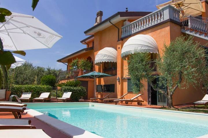 Ferienhaus für 4 Personen, mit Balkon und Terrasse sowie Garten und Pool