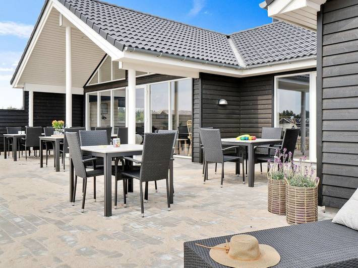 Ferienhaus für 20 Personen, mit Whirlpool und Pool sowie Terrasse und Sauna, kinderfreundlich in Houstrup Strand