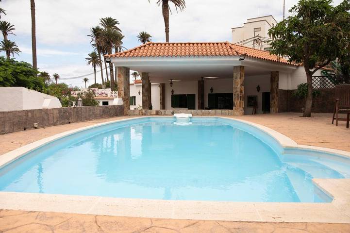 Chalet para 6 personas, con terraza además de piscina y jardín en Telde