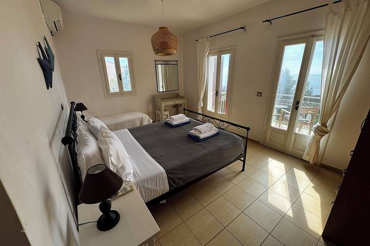 Four bedroom villa with private pool with stunning views and beautiful sunsets in Cefalonia