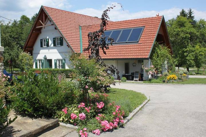 Privatzimmer für 2 Personen, mit Terrasse und Garten sowie Ausblick