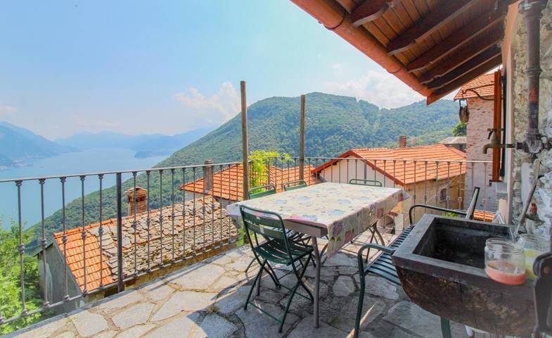 Ferienhaus für 4 Personen, mit Balkon und Terrasse sowie Seeblick und Ausblick in Comune di San Siro