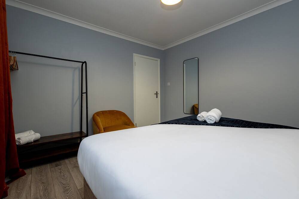 Cozy 2 bedroom with parking in Woking, Surrey