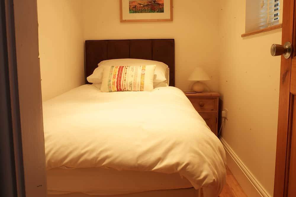 Historic Peak District Cottage in Tideswell in a Peaceful Location. in Tideswell, Derbyshire