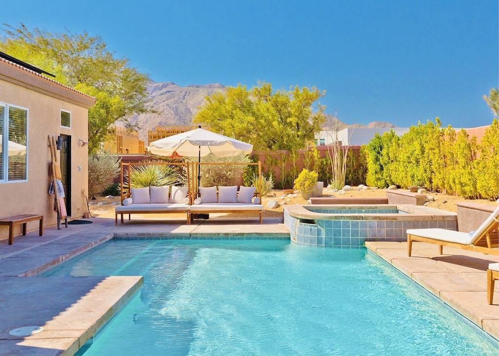 Luxury 4 bed 3 bath with saltwater pool/spa in Palm Springs, Coachella Valley