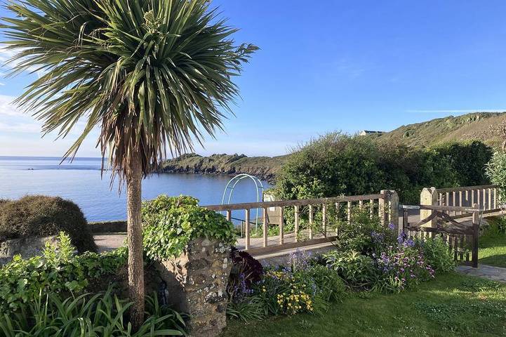 Glamping for 8 people, with garden and terrace in The Lizard Peninsula