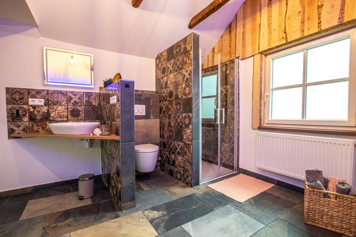 Ganze Ferienwohnung, Torwärterhäusle mit Geschichte - Ferienwohnung, 80qm, 1 Schlafzimmer, 1 Schlafsofa, max. 4 Personen in Neubulach, Nordschwarzwald