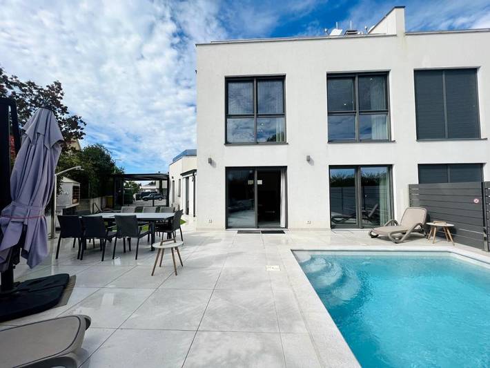 Villa per 10 persone, con Balcone e Terrazza nonché Giardino e Piscina a Olmi