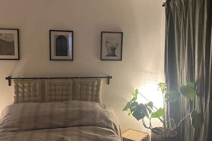 Appartamento intero, Sunny south  facing, cute garden studio with own private  patio, South London in Lambeth, Londra