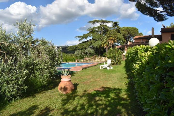 Agriturismo per 10 persone, con panorama e piscina nonché giardino, con animali domestici a Scansano