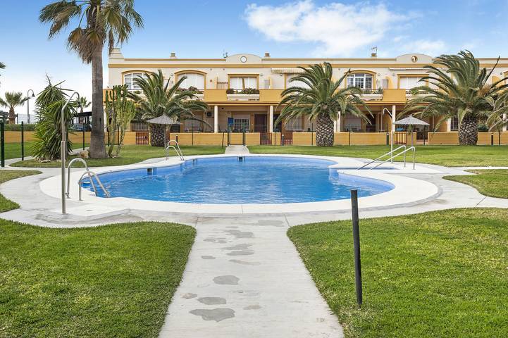Entire apartment, La Tortuga Playa with Sea View, Pool, Wi-Fi & Garden; Pet-Friendly in Playa de Los Lances, Tarifa