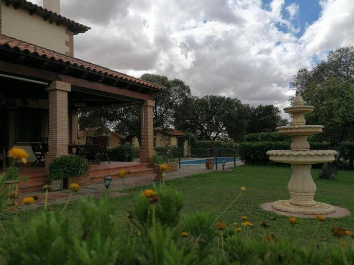 Chalet para 15 personas, con vistas además de jardín y piscina, Se admiten mascotas en Comarca de Trujillo - 4