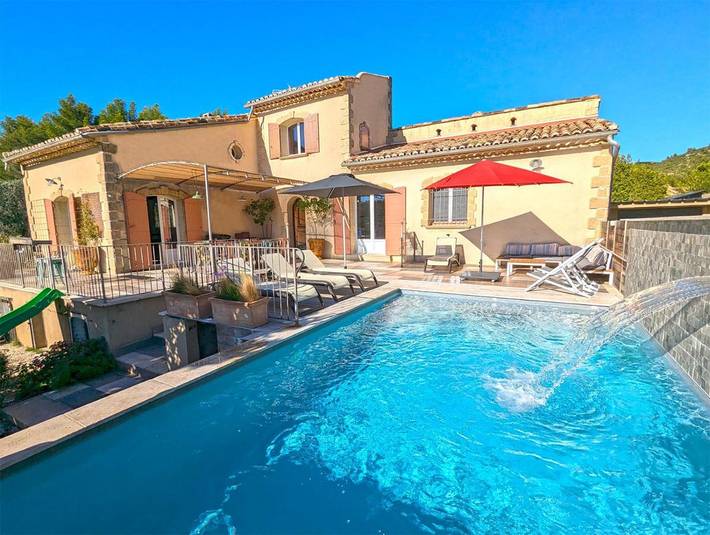 Location de vacances pour 12 personnes, avec jardin et vue ainsi que sauna et piscine, adapté aux familles à Aureille