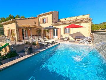 Gîte pour 12 personnes, avec jardin et vue ainsi que piscine et sauna, adapté aux familles à Aureille