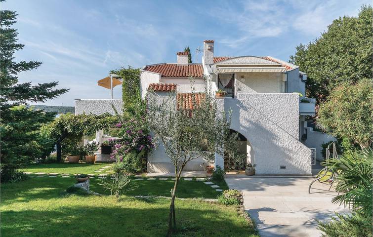 Ganze Ferienwohnung, Gemütliche Ferienwohnung mit Terrasse und Pool, 1,5 km vom Strand entfernt in Banjole, Südküste Istrien