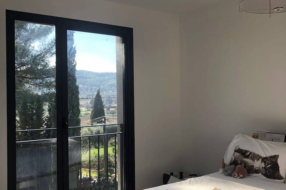 Le Beausset contemporary villa 140 m2 in the countryside with swimming pool. Beaches 8km away. in Le Beausset, Toulon Region