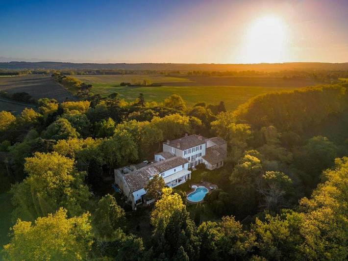 Location de vacances pour 2 personnes, avec Terrasse et Jacuzzi ainsi que Jardin et Piscine à Labastide-d'Anjou