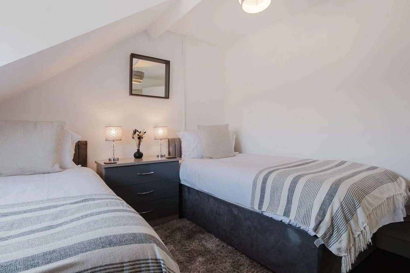 Entire holiday apartment, 3 Bed Apartment Sleeps 6 - Pets Welcome - Parking in Cirencester, Gloucestershire