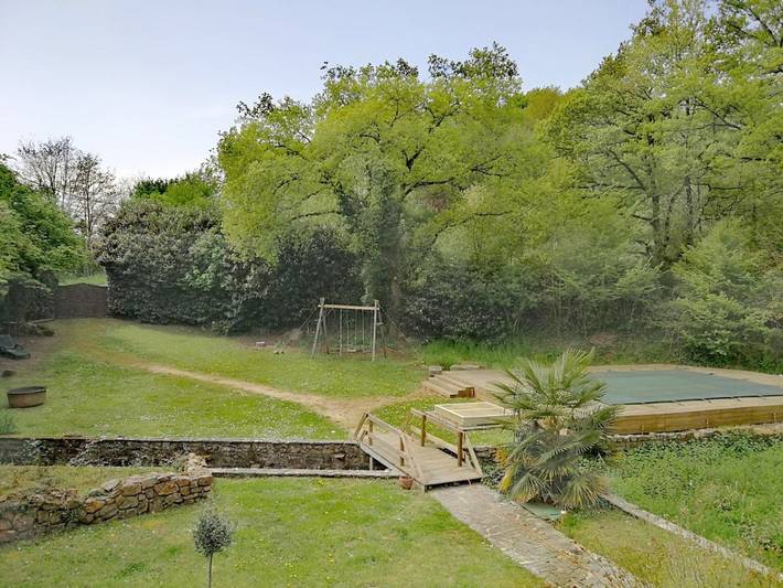Gîte pour 2 personnes, avec vue ainsi que jardin et piscine, animaux acceptés à Montfaucon-Montigné