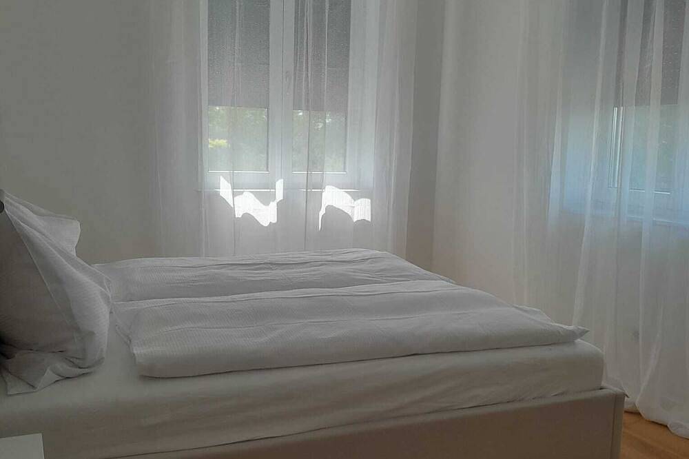 The Moment Luxury Suites- Parndorf, Modernes Haus in Parndorf mit Garten & Pool in Neusiedlersee-Hügelland