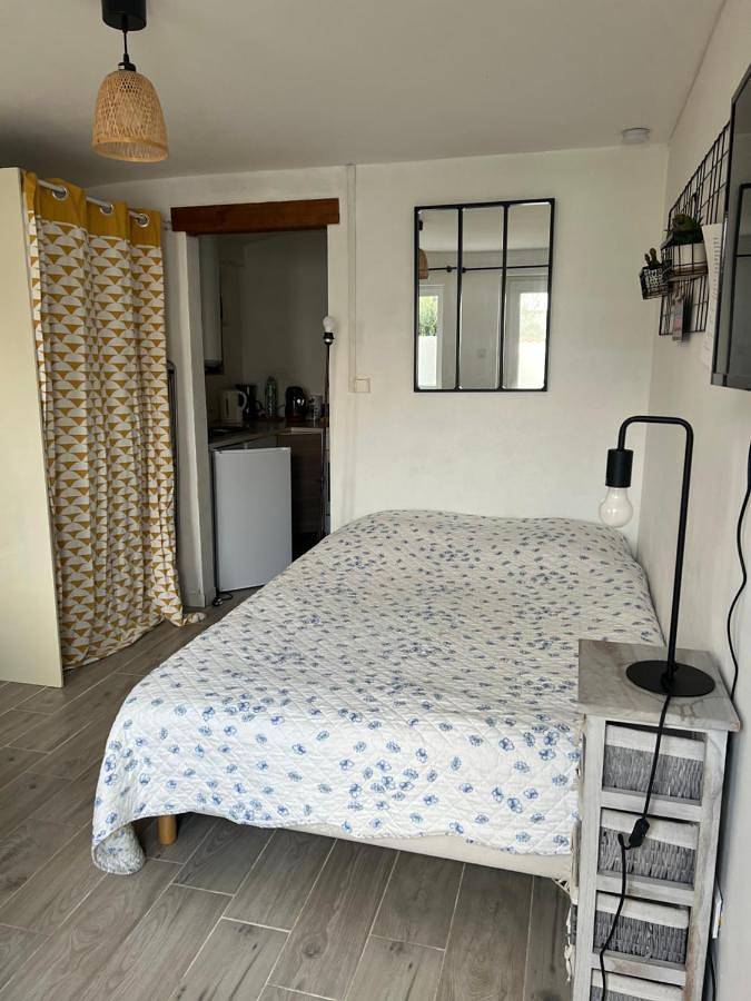 Gîte pour 2 personnes, avec jardin et terrasse dans Yves - 3