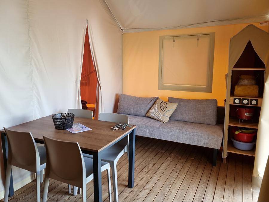 Camping Les Ecureuils - Tienda de lona y madera 4 personas - Tienda de campaña 2 dormitorios con terraza de madera 26m². in Saint-Hilaire-de-Riez, Vandea