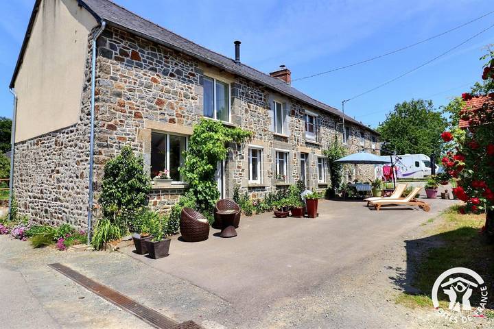 Gîte pour 2 personnes, avec terrasse à Saint-Domineuc
