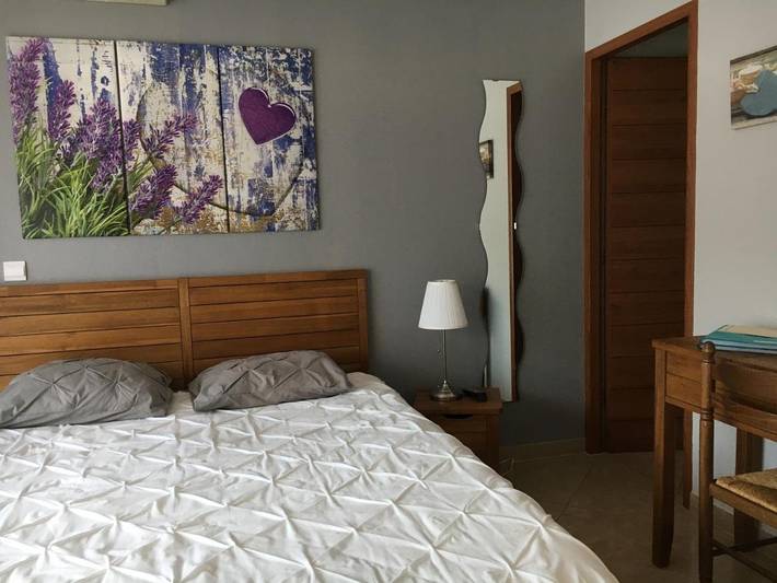 Chambre d’hôte pour 2 personnes, avec Terrasse ainsi que Jardin et Vue à Alleins