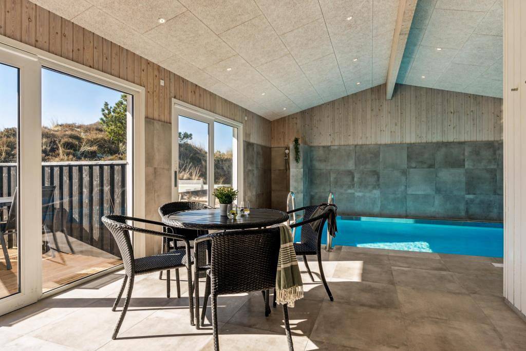 Luxuriöses, neu renoviertes Ferienhaus mit Pool, großem Outdoor-Spa und fantastischer Lage in Nr. Lyngvig in Nørre Lyngvig, Hvide Sande