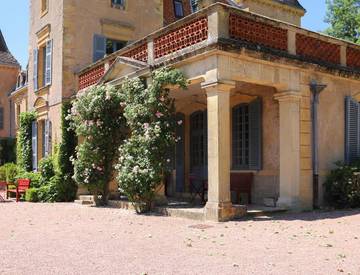 Gîte pour 14 personnes, avec terrasse et piscine à Saint-Julien-de-Civry