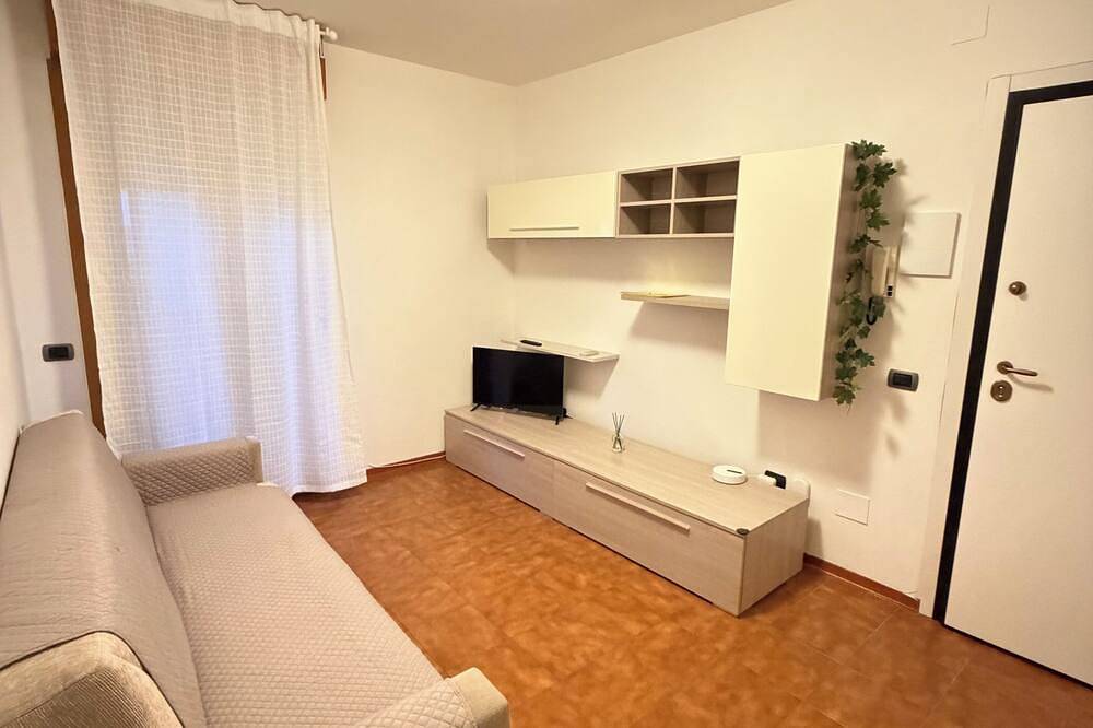 Entire apartment, Spacious apartment with terrace, free parking in Pisa, Italian Riviera