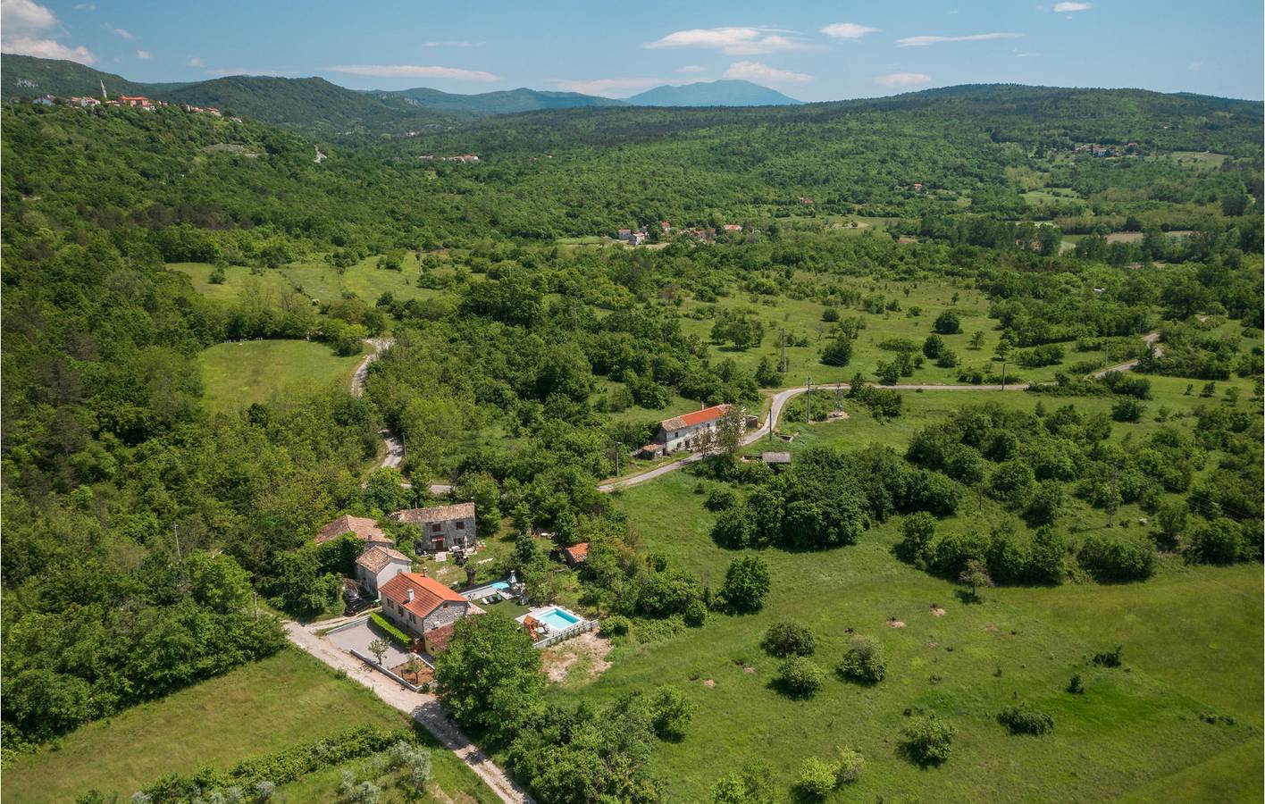 Charmant appartement met 2 slaapkamers, terras, wifi en parkeergelegenheid in Roč in Roč, Buzet