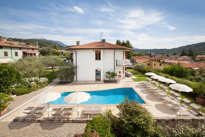 Villa pour 10 personnes, avec jardin ainsi que balcon et vue sur le lac à Garde