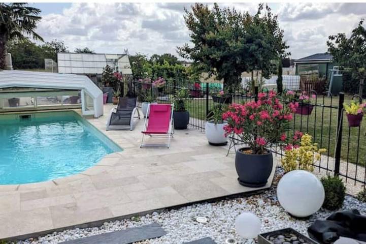 Location de vacances pour 4 personnes, avec jacuzzi ainsi que jardin et piscine à Saint-Denis-les-Ponts