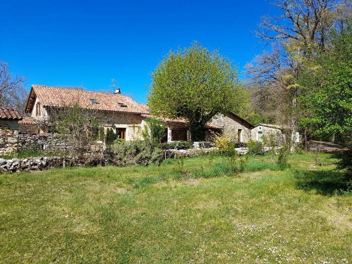 Gîte pour 4 personnes, avec vue ainsi que jardin et piscine à Négrondes