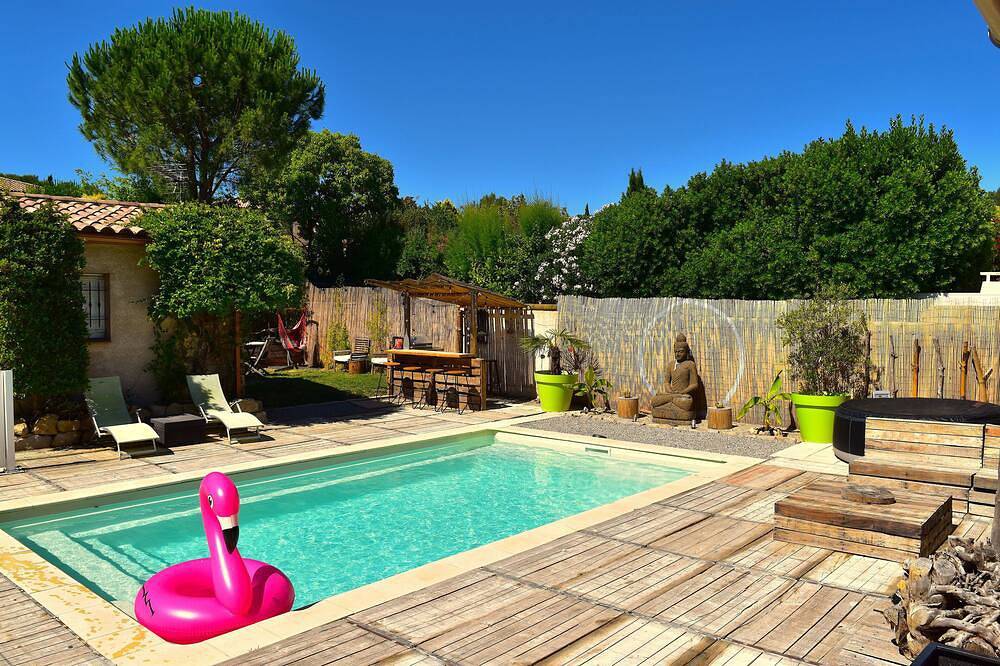 Villa climatisée avec un studio et piscine sud de la France in Saint-Drézéry, Côte méditerranéenne (France)