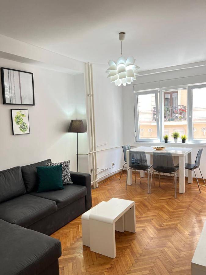 Apartamento para 5 personas, con vistas y balcón en Belgrado