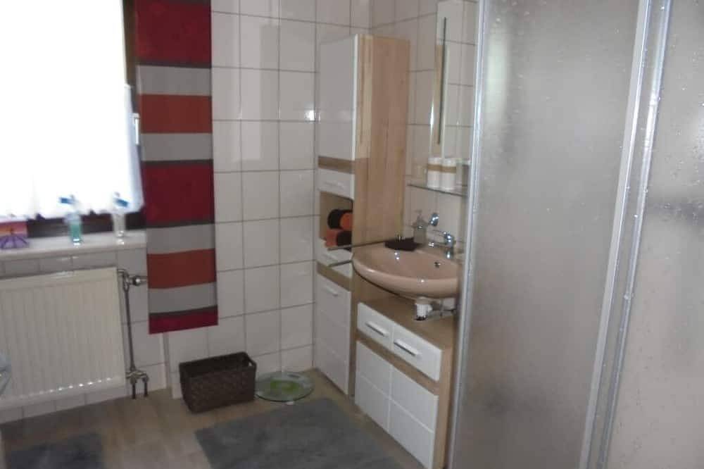 Ganze Wohnung, Wohlfühl Ferienwohnung für bis zu 3 Personen mit Boxspringbett inmitten wunderbarer Natur in Rötz, Ostbayern